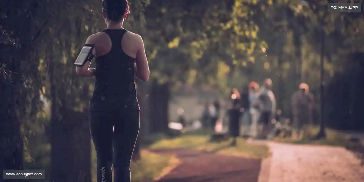 米兰握紧球拍,让每一次扣杀都充满力量!🎾💥